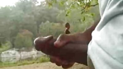 राम्रो मुख भएको एउटा सुन्दर सानो मिन्क्सले लामो कुकुर चुस्छ