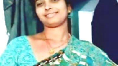 ट्यान रेखा र घुमाउरो कपाल भएको ल्याटिनाले आफ्नो गधा देखाउँछ र हल्लाउँछ